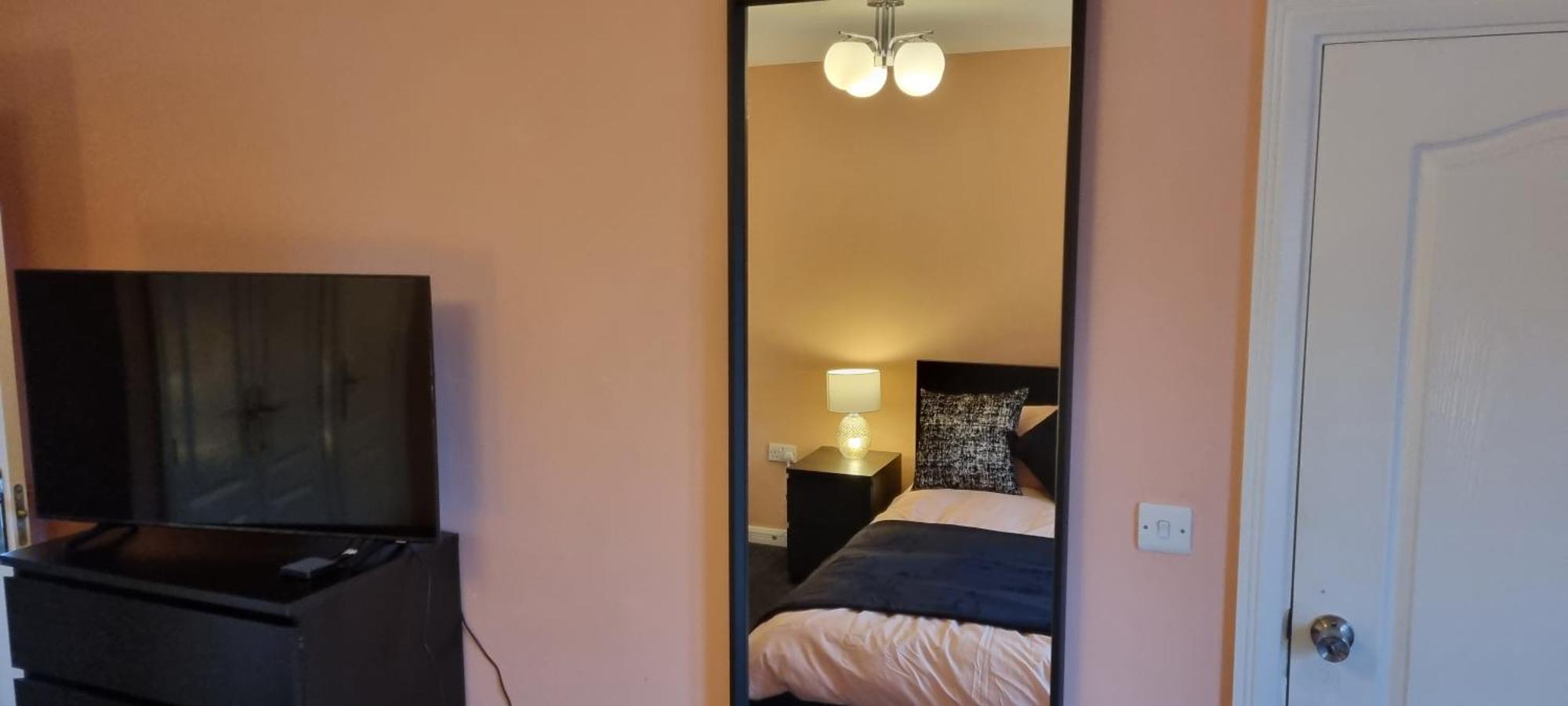 Swindon 6 Deluxe Doubles 2 With En Suite In Large House - No Pets 外观 照片